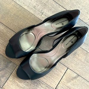 NEVER WORN!! Black Bandolino Black Leather Peep Toe Heel